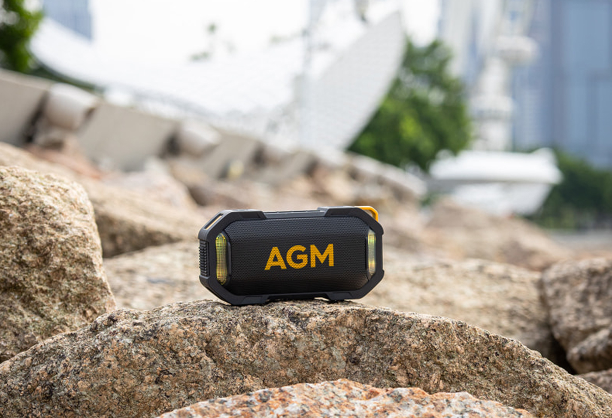 Απεικονίζεται το ηχείο σε εξωτερικό χώρο.